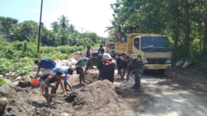 Karya Bakti Babinsa Bersama Pemuda Perkuat Kebersamaan di Alor