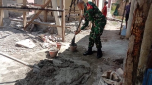 Sertu M. Ali Pimpin Gotong Royong Rehab Rumah Warga di Kelurahan Malumbi