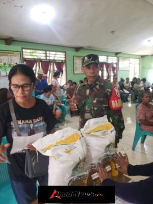 Babinsa Kawal Distribusi Bantuan Pangan untuk Warga Waibalun