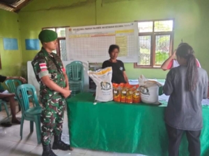 TNI Hadir untuk Rakyat, Babinsa Mekendetung Pastikan Bantuan Pangan Tepat Sasaran