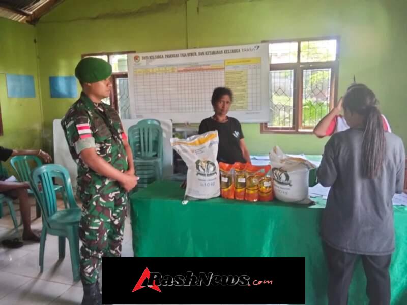 TNI Hadir untuk Rakyat, Babinsa Mekendetung Pastikan Bantuan Pangan Tepat Sasaran