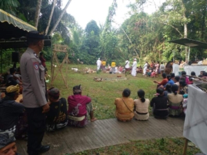 Hadir ditengah Kegiatan Masyarakat Bhabinkamtibmas Desa Batuaji sinergi Bersama Pecalang Atensi Upacara Ngaben