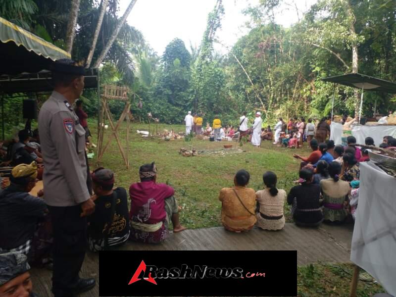 Hadir ditengah Kegiatan Masyarakat Bhabinkamtibmas Desa Batuaji sinergi Bersama Pecalang Atensi Upacara Ngaben