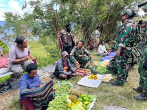 Menguatkan Ekonomi Mama Papua, Satgas Yonif 743/PSY Borong Hasil Kebun dalam Program Belanja Kasih