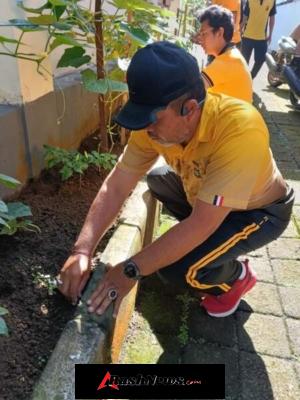Kurve dan Perawatan Kebun di Lingkungan Polsek Baturiti Wujud Kepedulian Lingkungan