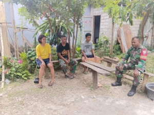 Peduli Kesehatan Masyarakat, Babinsa Biut Berikan Himbauan di Tengah Hujan