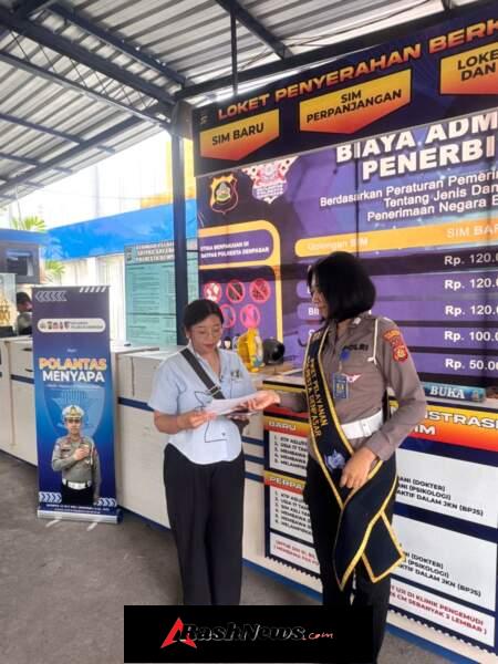 Personel Satpas Polresta Denpasar Berikan Pelayanan Prima kepada Pemohon SIM