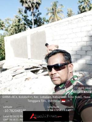 Babinsa Monitoring Pekerjaan Plesteran Tembok KDKMP Desa Oematamboli