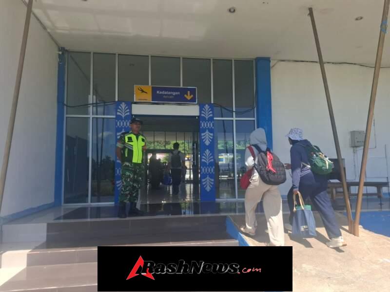 Babinsa Aktif Lakukan Pendisiplinan Penumpang di Bandara Larantuka