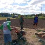 Tingkatkan Produktivitas Pertanian, Babinsa Waingapu Bantu Pengolahan Lahan Warga