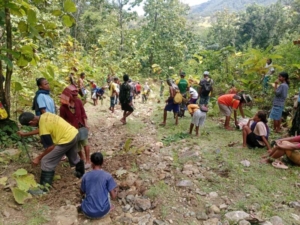 Karya Bakti Bersama, Satgas Pamtas Yonarhanud 2 Kostrad Perbaiki Jalan di Desa Naekake B