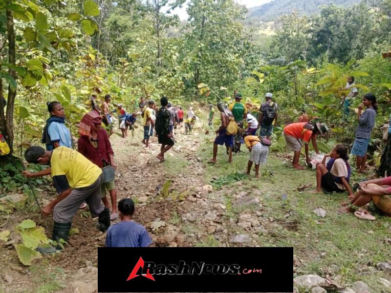 Karya Bakti Bersama, Satgas Pamtas Yonarhanud 2 Kostrad Perbaiki Jalan di Desa Naekake B