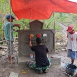 Kebersamaan Tanpa Batas, Satgas TMMD dan Masyarakat Bangun Gapura di Wewaria