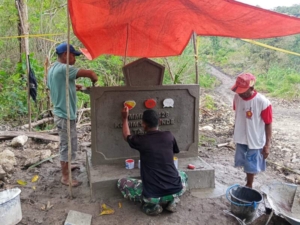 Kebersamaan Tanpa Batas, Satgas TMMD dan Masyarakat Bangun Gapura di Wewaria