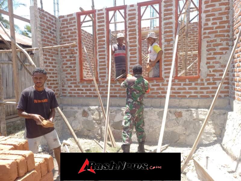 Wujud Kepedulian TNI, Babinsa Turun Tangan Bantu Pembangunan Rumah Warga