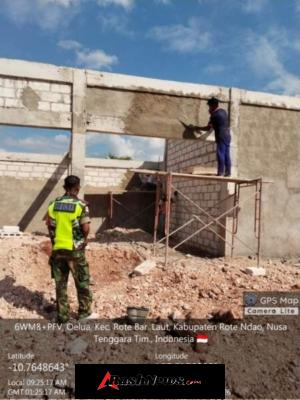 Babinsa Turun Langsung Awasi Pekerjaan Tukang di Lokasi KDKMP