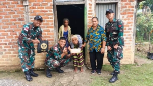 Momen Jumat Berkah, Satgas Pamtas Yonarhanud 2 Kostrad Salurkan Sembako dan Pakaian Layak Pakai