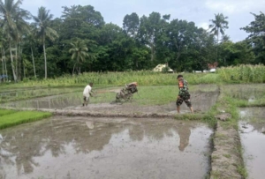 Turun Langsung Ke Lahan, Serka Yohanes Banfatin Ajak Warga Tetap Giat Bekerja