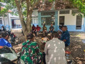 Babinsa bersama Bhabinkamtibmas monitoring lingkungan sekolah di Lewoleba Barat