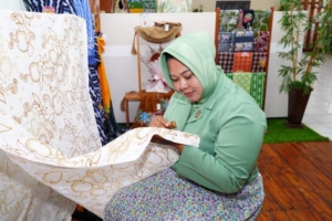 Lestarikan Budaya Lokal, Persit KCK Koorcab Divif 2 PG Kostrad Majukan Usaha Batik Tulis
