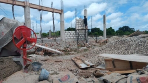 Babinsa Dampingi Pekerjaan Pembongkaran Mal Tiang Pedestal KDKMP