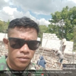 Pastikan Pekerjaan Berjalan Lancar, Babinsa Batutua Tinjau Pemasangan Mal Tiang Koperasi