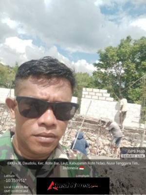 Pastikan Pekerjaan Berjalan Lancar, Babinsa Batutua Tinjau Pemasangan Mal Tiang Koperasi