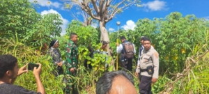 Babinsa dan Bhabinkamtibmas Dampingi Pengukuran Tanah di Watumilok
