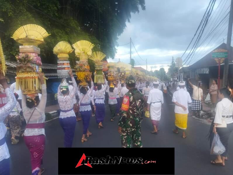 Ratusan Warga Ikuti Mendak Prani, Babinsa Hadir Jaga Lalin dan Kondusivitas Wilayah