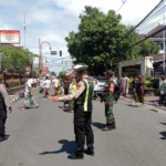 Wujud Toleransi dan Kepedulian, Babinsa Kawal Pelaksanaan Sholat Jumat di Gianyar