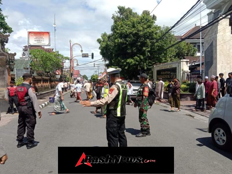 Wujud Toleransi dan Kepedulian, Babinsa Kawal Pelaksanaan Sholat Jumat di Gianyar