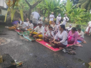 Untaian Doa Di Pura Koramil Klungkung, Danramil Beserta Anggota Gelar Persembahyangan Dalam Rangka Piodalan