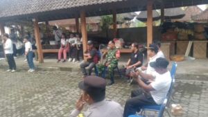 Babinsa Bungbungan Beri Pengawalan, Ratusan Warga Antusias Ikuti Jalan Santai HUT Ke 56 Sekaa Teruna Teruni Dutha Darma