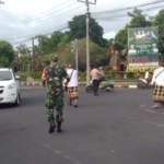 Pengabdian Tanpa Batas, Babinsa Kawal Piodalan Desa Adat Blahbatuh
