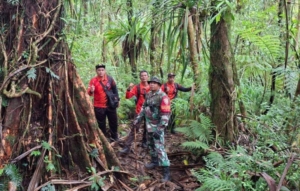 Medan Ekstrem Tak Surutkan Semangat, Babinsa Jegu Gabung Tim SAR Cari Pendaki Hilang