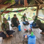 Babinsa Koramil Moyo Hilir Ajak Warga Jaga Keamanan dan Lindungi Generasi Muda  ‎