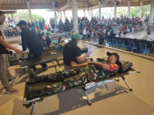 TNI Peduli Kemanusiaan, Prajurit Kodim Klungkung Sumbangkan Darah Di HUT Ke 7 BPD Kabupaten Klungkung