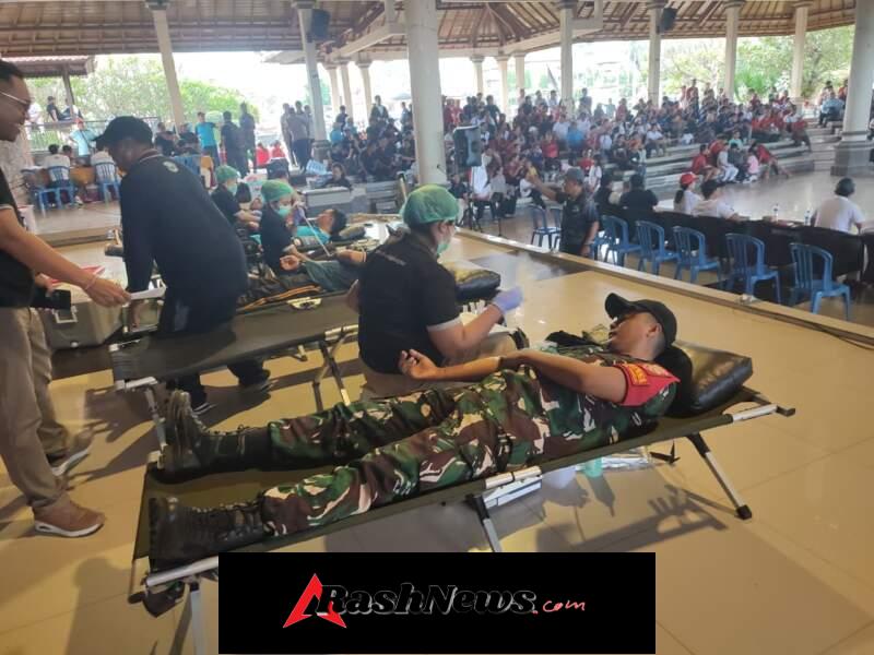 TNI Peduli Kemanusiaan, Prajurit Kodim Klungkung Sumbangkan Darah Di HUT Ke 7 BPD Kabupaten Klungkung