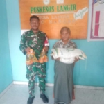 Warga Desa Langir Terima Bantuan Beras dan Minyak Goreng dari Bulog