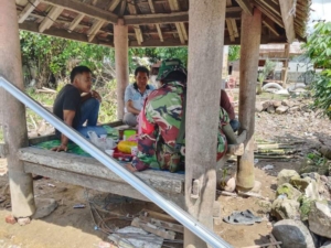 Melalui Komsos, Babinsa Tingkatkan Hubungan Harmonis Dengan Warga Desa Tapir