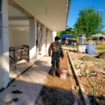 astikan Pekerjaan Tepat Waktu, Babinsa Lakukan Pengawasan KDKMP di Sumbawa Barat