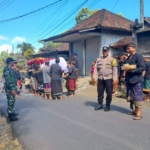 Sinergi Bhabinkamtibmas, Bankamda dan Pecalang Amankan Upacara Pengabenan di Desa Bungbungan