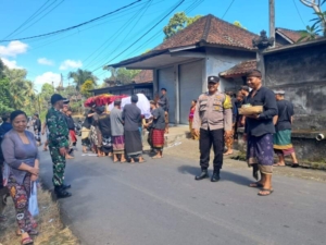 Sinergi Bhabinkamtibmas, Bankamda dan Pecalang Amankan Upacara Pengabenan di Desa Bungbungan