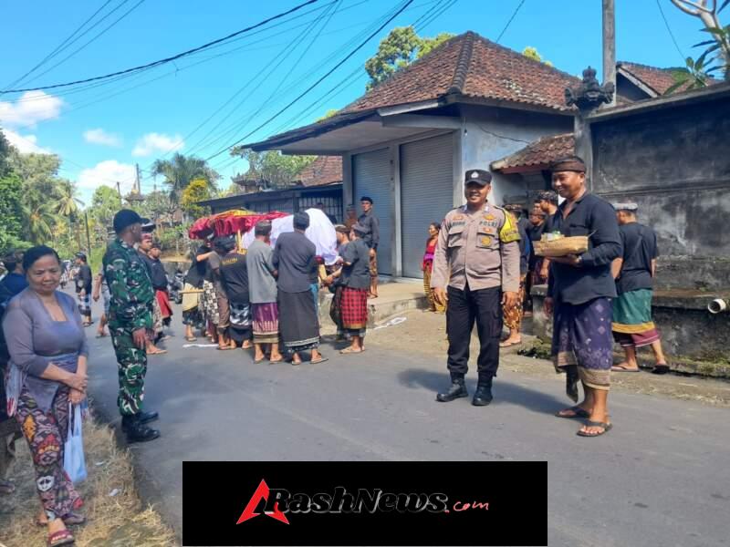 Sinergi Bhabinkamtibmas, Bankamda dan Pecalang Amankan Upacara Pengabenan di Desa Bungbungan