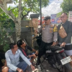 *Bhabinkamtibmas Singakerta jalin sinergi dengan para Orang Tua/Wali Murid SMPN 2 Ubud saat sedang menjemput anaknya pulang Sekolah*