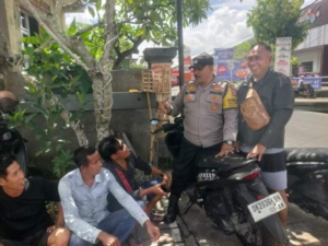 *Bhabinkamtibmas Singakerta jalin sinergi dengan para Orang Tua/Wali Murid SMPN 2 Ubud saat sedang menjemput anaknya pulang Sekolah*