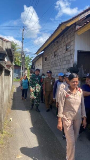 Melayat, babinsa Paksebali Tunjukkan Kepefdulian TNI Hadir Dalam Duka Warga
