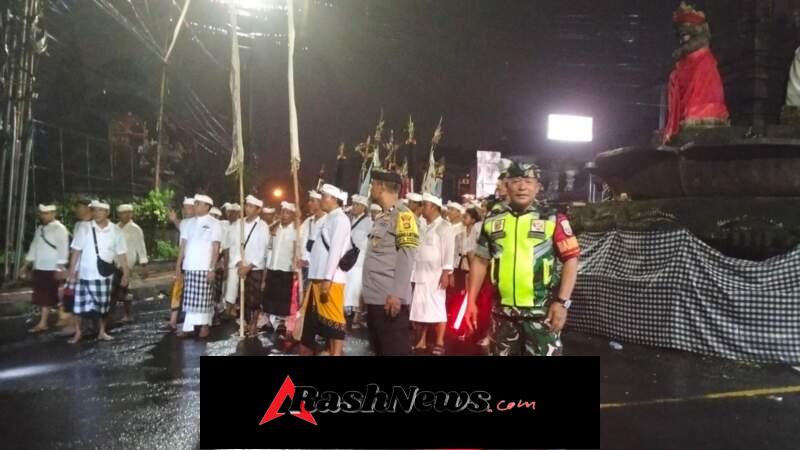Pengawalan Ketat Warnai Prosesi Melasti Sesuhunan Pura Samuantiga di Gianyar