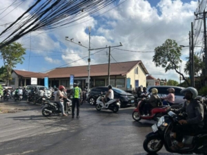 Aktivitas Meningkat, Polsek Mengwi Lancarkan Arus Lalu Lintas di Simpang Tiying Tutul Pererenan