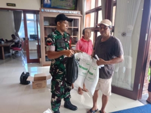 193 KPM di Desa Dawan Kelod Terima Bantuan Pangan Beras Bulog, Koptu Nyoman Suartawan Pastikan Tepart Sasaran Melalui pengawalan